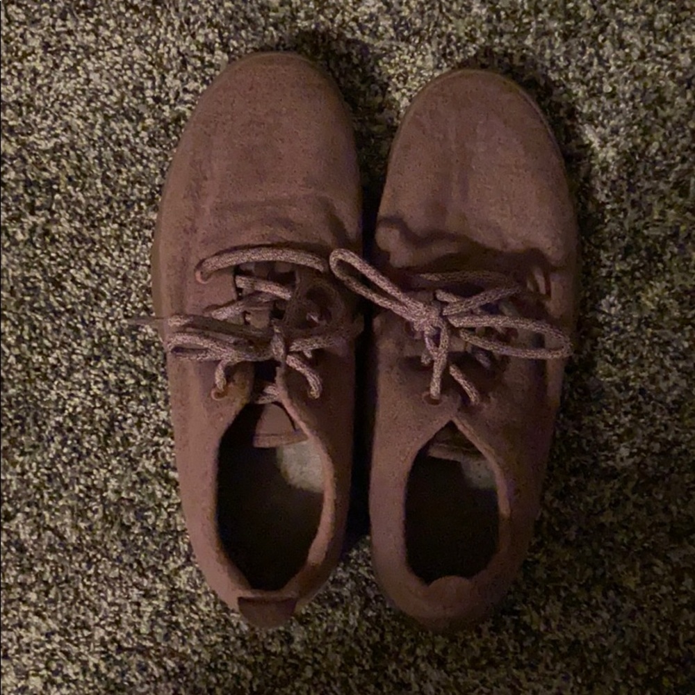 Allbirds. They are men’s size 10.